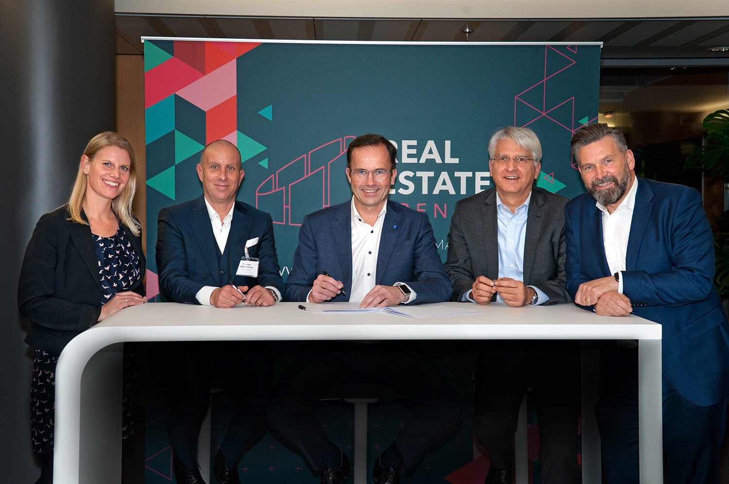 Vertragsunterzeichnung_Real Estate Arena_2